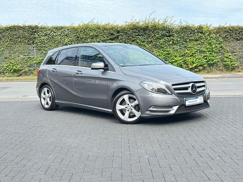 Grau Gebraucht 2013 Mercedes B180 Van / Kleinbus | 10.499 € (Guter Preis) - Bild 1/4