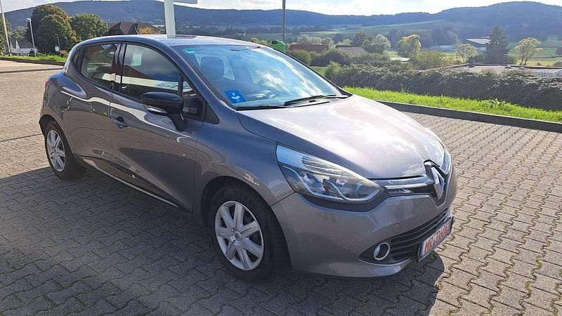 Grau Gebraucht 2014 Renault Clio IV Dynamique Limousine | 5.000 € (Fairer Preis) - Bild 1/4
