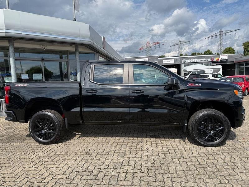 Neu Chevrolet Silverado LT 426 PS (313 kW) 2025 Schwarz SUV