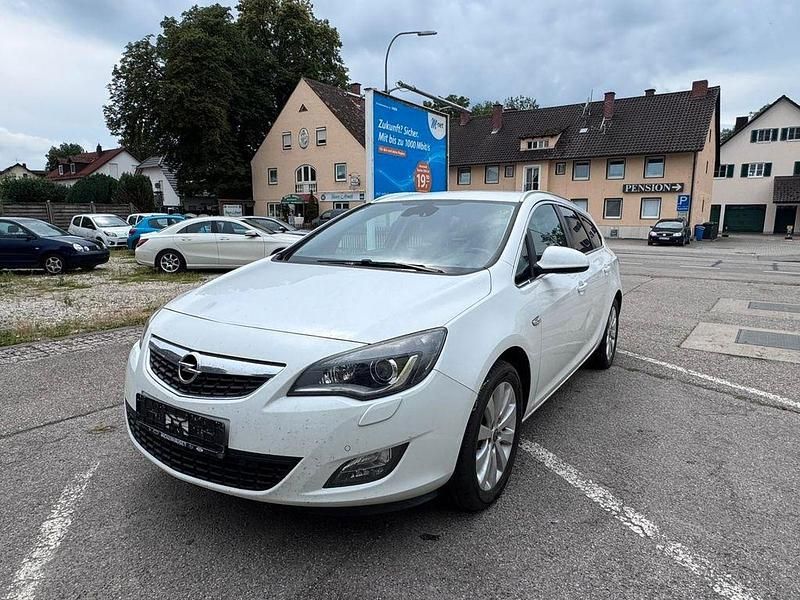Weiß Gebraucht 2011 Opel Astra Innovation Kombi | 2.499 € (Guter Preis) - Bild 1/4