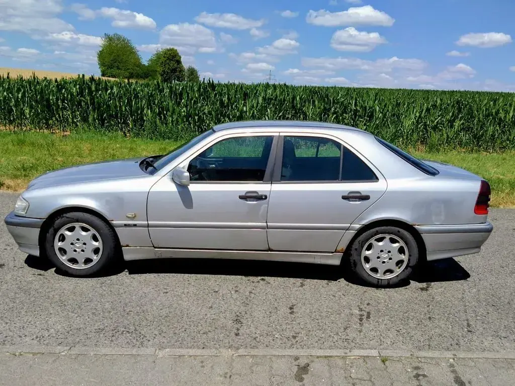 Gebraucht Mercedes C220 Classic 125 PS (91 kW) 2000 Silber Limousine
