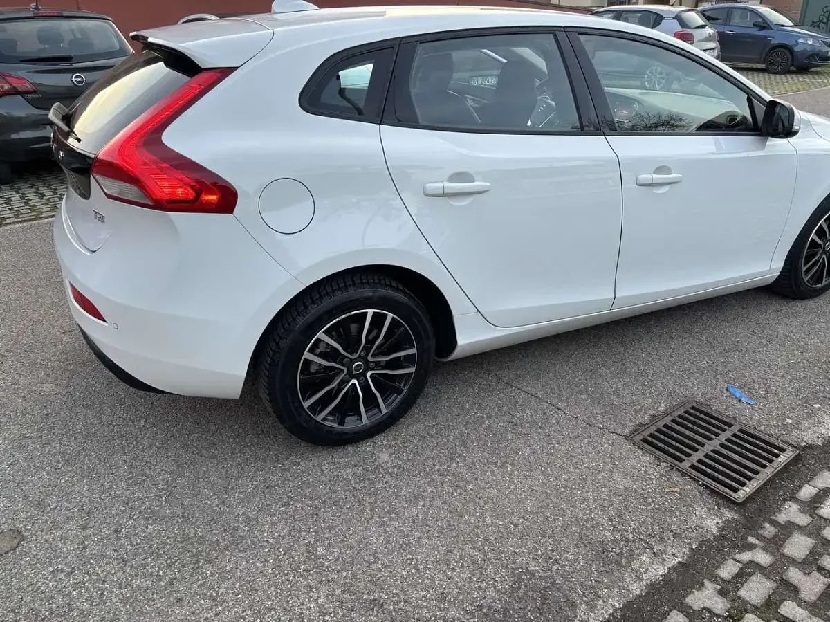 Gebraucht Volvo V40 Business Edition 122 PS (89 kW) 2019 Weiß Limousine