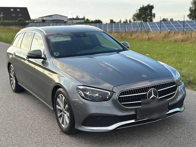 Grau Gebraucht 2021 Mercedes E200 Kombi | 23.000 € (Fairer Preis) - Bild 1/4