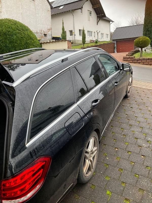 Schwarz Gebraucht 2015 Mercedes 220 Kombi | 17.100 € (Guter Preis) - Bild 1/4