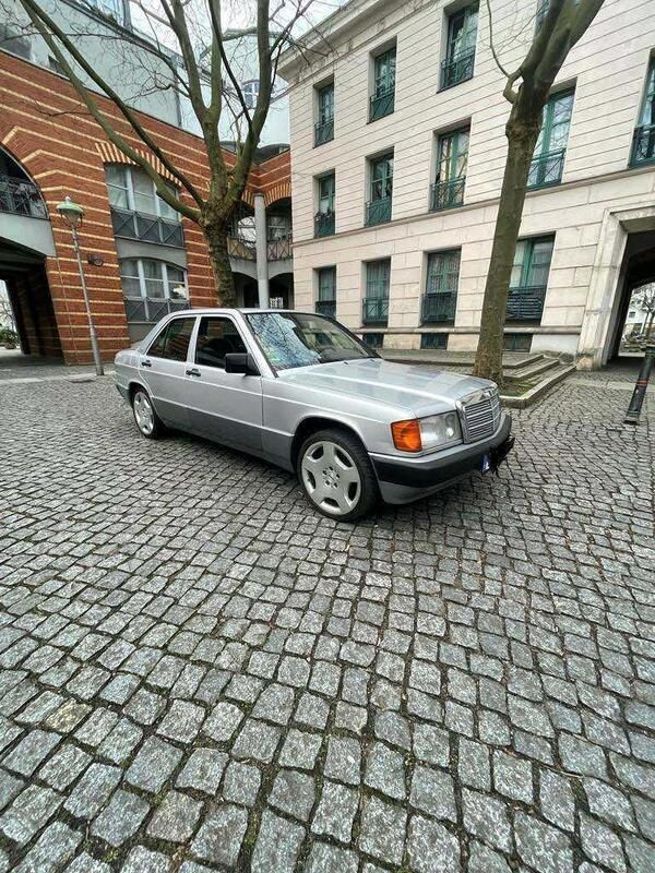 Silber Gebraucht 1991 Mercedes 190 Limousine | 11.999 € - Bild 1/4