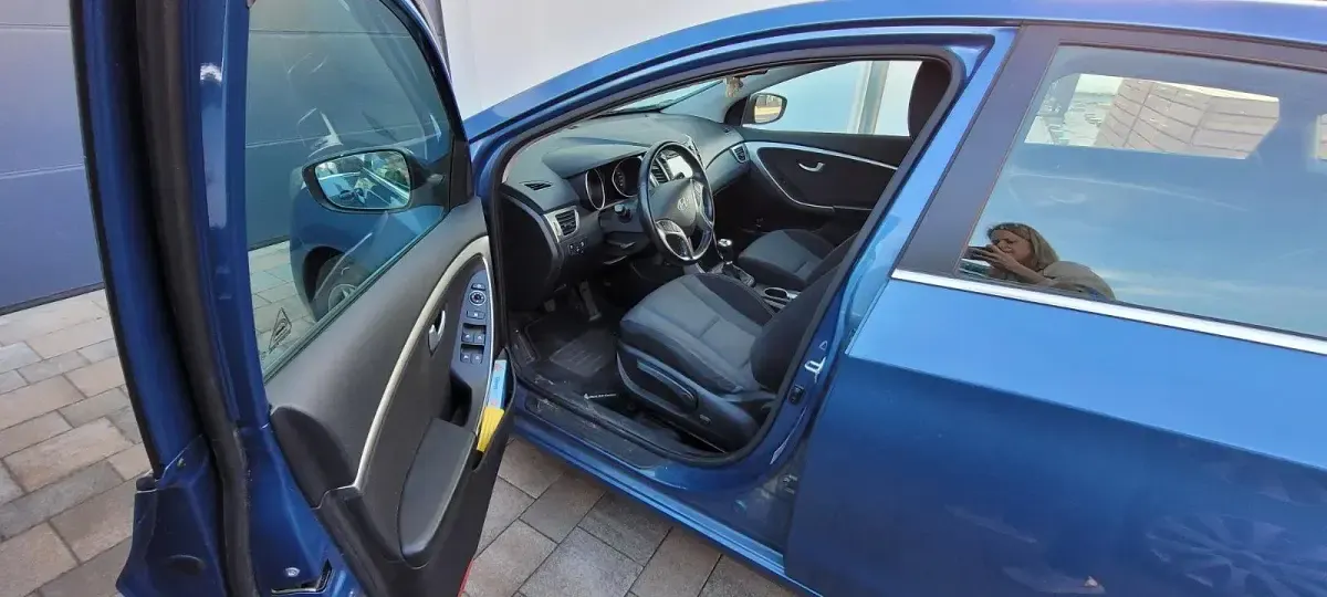 Usado Hyundai i30 110 CV (80 kW) 2015 Azul Berlina
