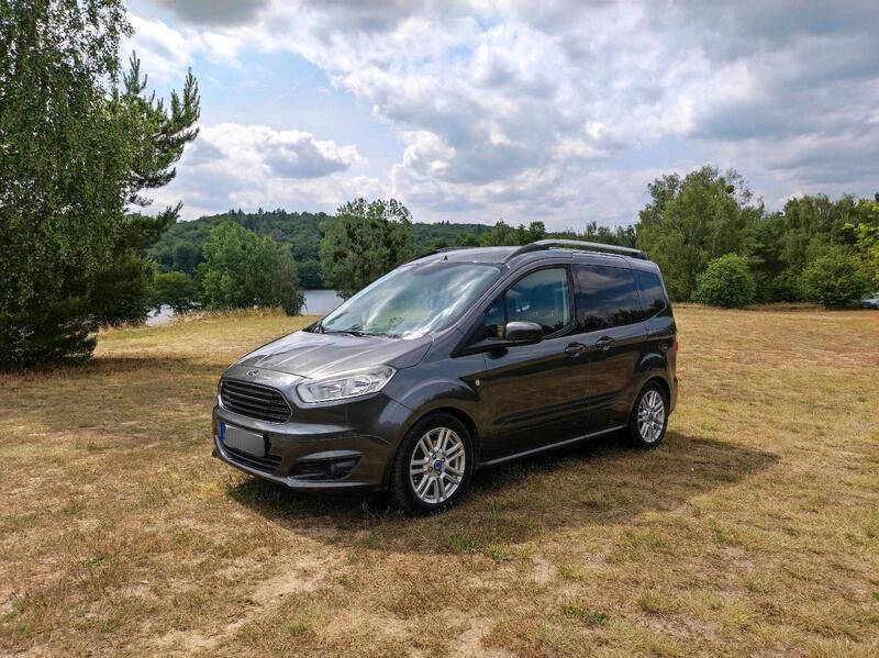 Grau Gebraucht 2016 Ford Tourneo Courier Titanium Van / Kleinbus | 9.800 € (Etwas zu teuer) - Bild 1/4