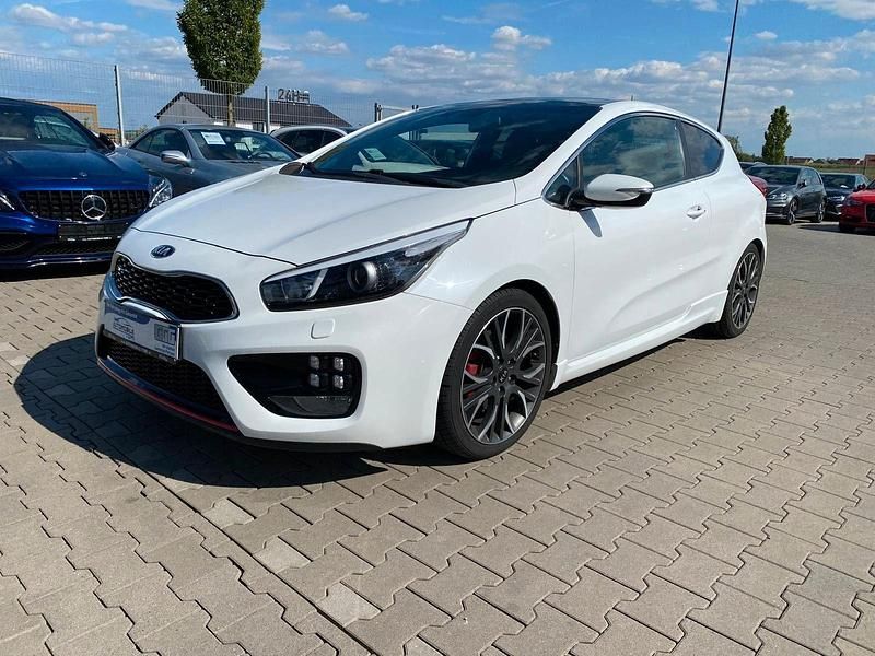 Weiß Gebraucht 2015 Kia Ceed GT-Track Limousine | 12.900 € (Fairer Preis) - Bild 1/4