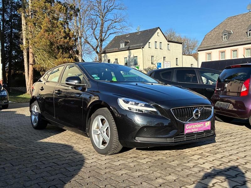 Gebraucht Volvo V40 Momentum 120 PS (88 kW) 2019 Onyx black / metallic Kombi