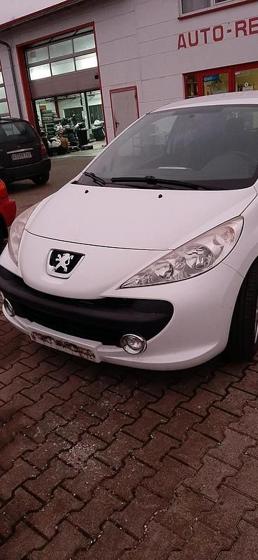 Weiß Gebraucht 2011 Peugeot 207 Limousine | 1.500 € (Guter Preis) - Bild 1/4