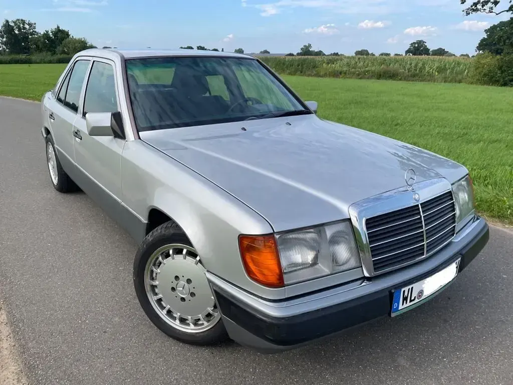 Second-hand Mercedes E300 179 CP (131 kW) 1992 Argintiu Berlinǎ