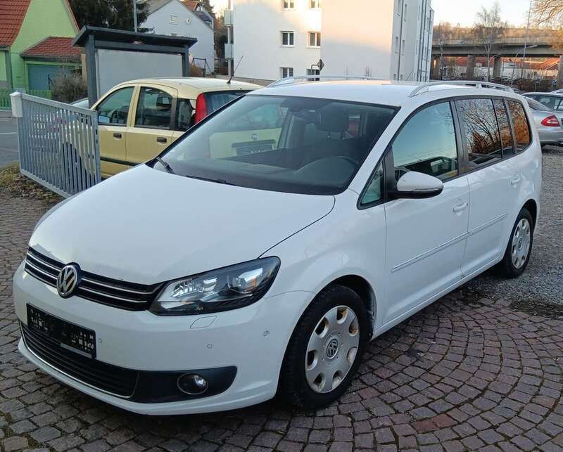 Weiß Gebraucht 2013 VW Touran Highline Van / Kleinbus | 4.750 € (Superpreis) - Bild 1/4