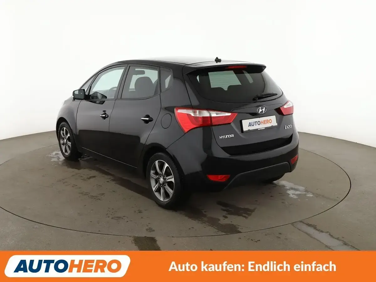 Gebraucht Hyundai i20 Space Plus 125 PS (91 kW) 2019 Phantom black Kleinwagen