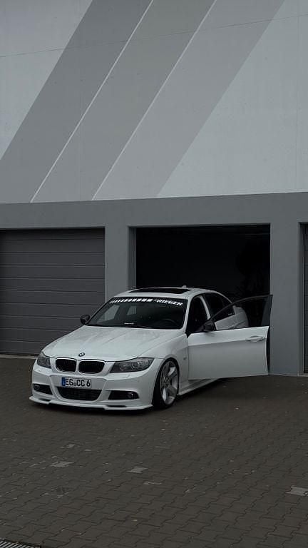 Weiß Gebraucht 2011 BMW 335 Comfort Edition Limousine | 16.999 € (Guter Preis) - Bild 1/4