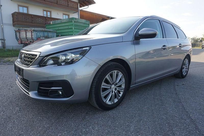 Grau Gebraucht 2021 Peugeot 308 Allure Kombi | 10.900 € (Superpreis) - Bild 1/4