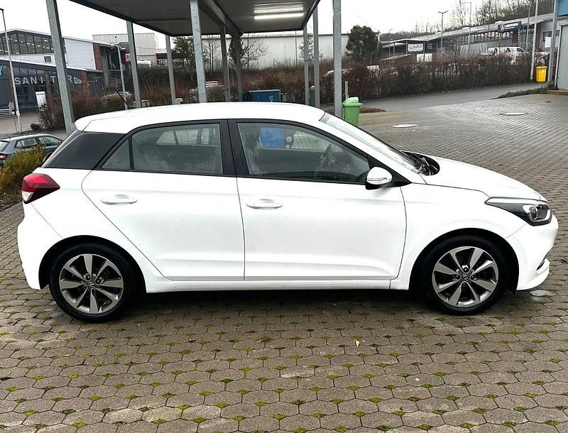 Gebraucht Hyundai i20 75 PS (55 kW) 2015 Weiß Kleinwagen