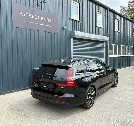 Gebraucht Volvo V60 Momentum 197 PS (144 kW) 2023 Andere Kombi