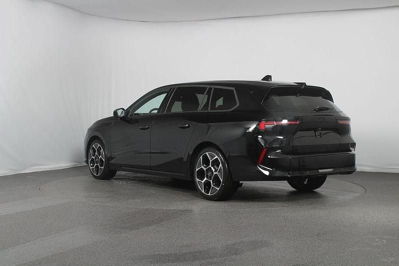 Neu Opel Astra 131 PS (96 kW) 2026 Schwarz (karbon schwarz metallic) Kombi