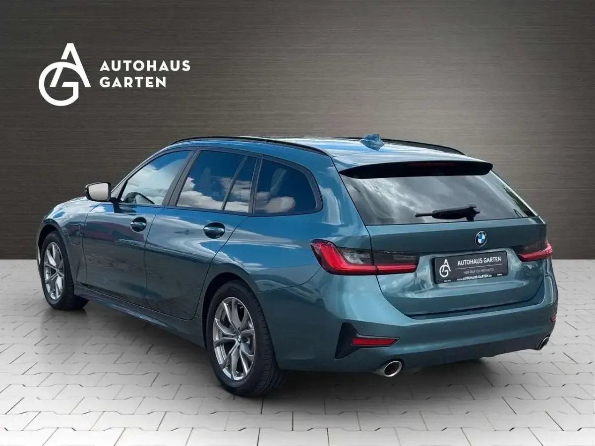 Käytetty BMW 330e Advantage 252 HP (185 kW) 2021 Sininen Sedan