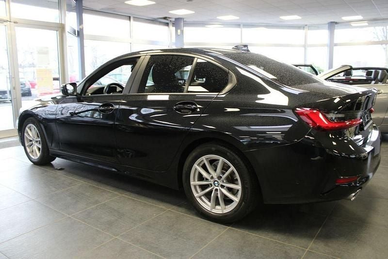 Gebraucht BMW 318 Advantage 156 PS (114 kW) 2021 Saphirschwarz metallic Limousine