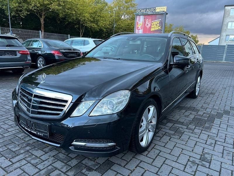 Schwarz Gebraucht 2012 Mercedes E300 Kombi | 10.900 € (Guter Preis) - Bild 1/4