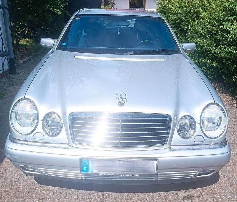 Schwarz Gebraucht 1998 Mercedes E240 Avantgarde Limousine | 4.000 € (Guter Preis) - Bild 1/4