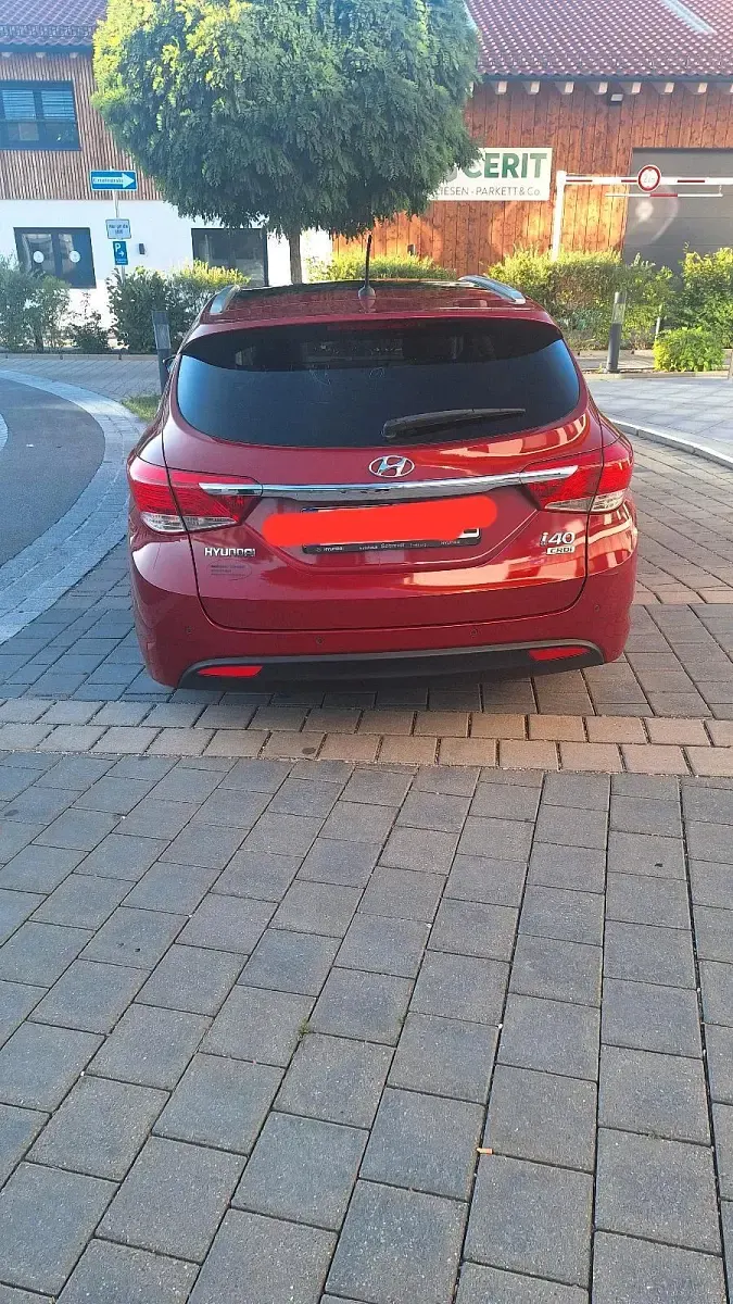 Gebraucht Hyundai i40 Premium 136 PS (100 kW) 2013 Rot Kombi