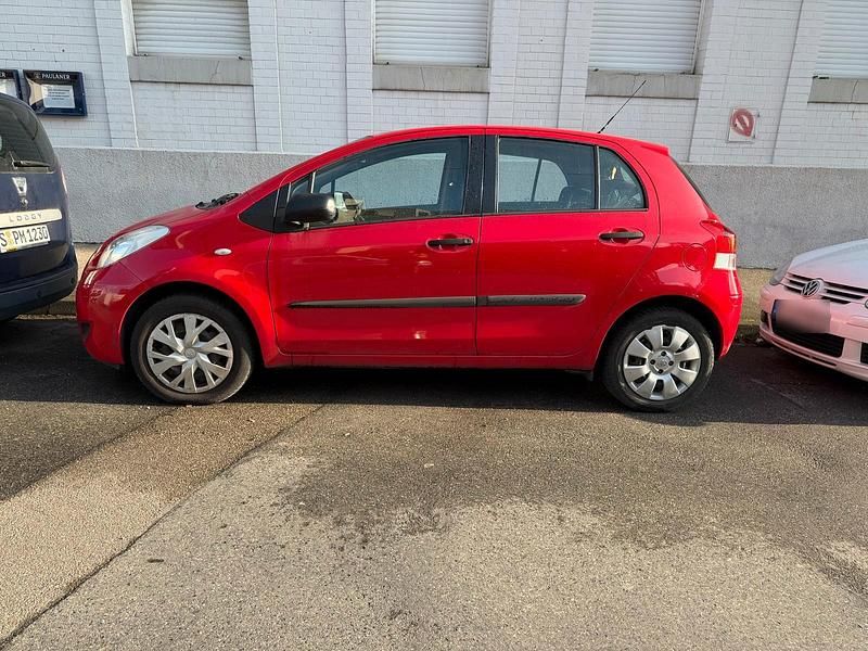 Gebraucht Toyota Yaris 69 PS (50 kW) 2009 Rot Kleinwagen