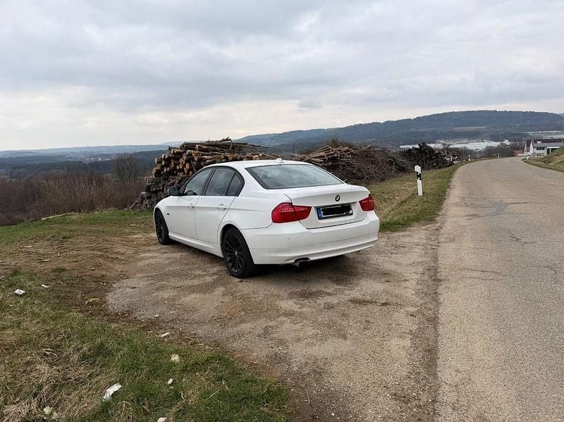 Gebraucht BMW 320 170 PS (125 kW) 2009 Weiß Limousine