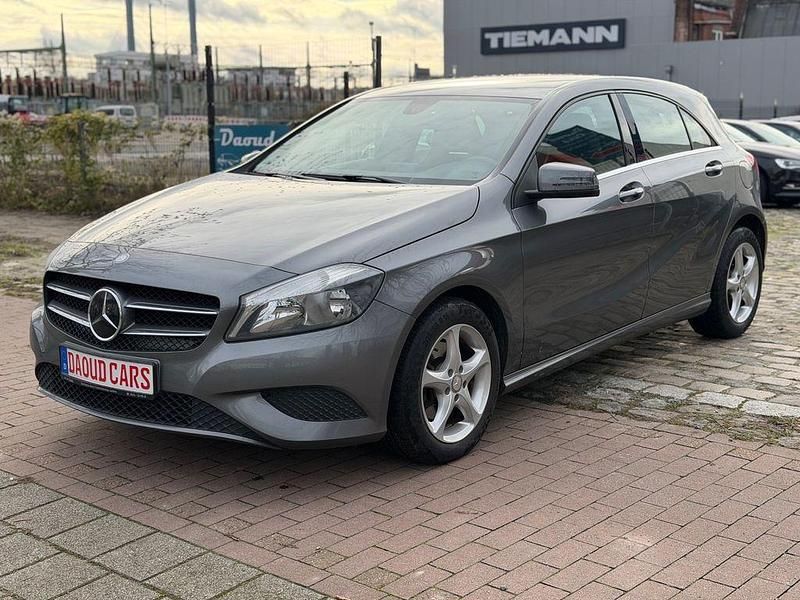 Grau Gebraucht 2013 Mercedes A180 Limousine | 8.999 € (Guter Preis) - Bild 1/4