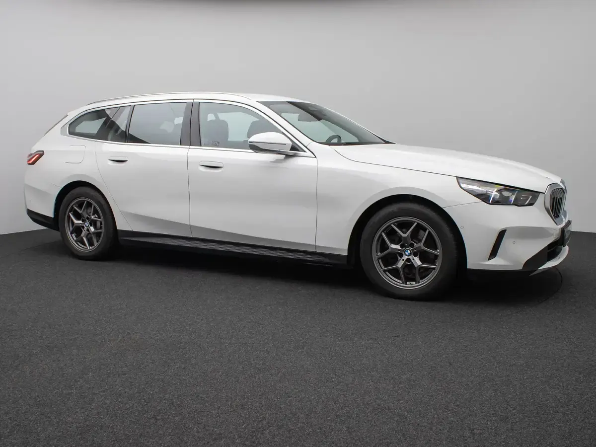 Gebraucht BMW 520 Sport Line 197 PS (144 kW) 2024 Alpinweiss uni300schwarz Limousine