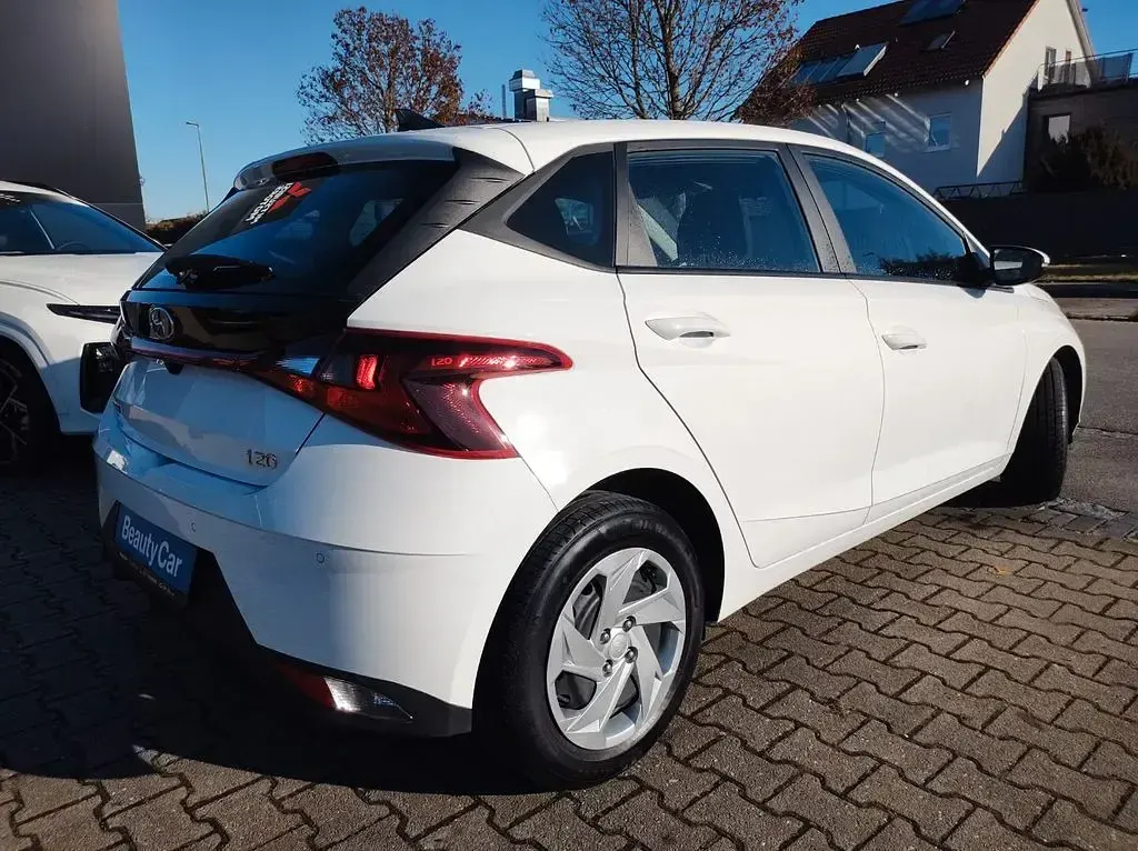Gebraucht Hyundai i20 101 PS (74 kW) 2022 Weiß Limousine