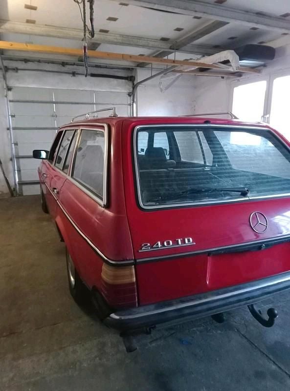 Gebraucht Mercedes 240 65 PS (47 kW) 1985 Rot Kombi