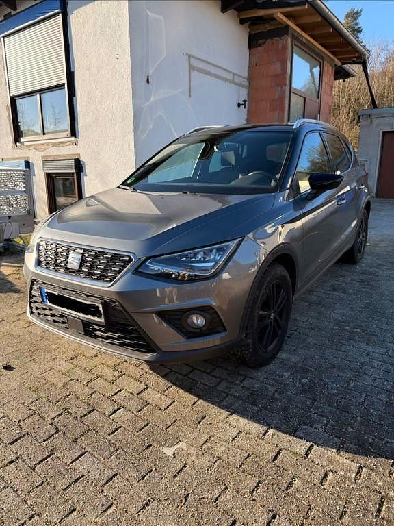 Grau Gebraucht 2018 Seat Arona XCELLENCE SUV | 11.900 € (Fairer Preis) - Bild 1/4