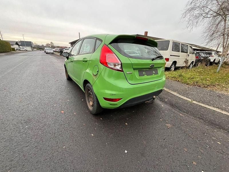 Grün Gebraucht 2013 Ford Fiesta Trend Van / Kleinbus | 2.375 € (Fairer Preis) - Bild 1/4