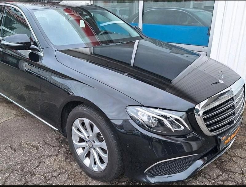 Schwarz Gebraucht 2016 Mercedes E220 Limousine | 29.990 € (Fairer Preis) - Bild 1/4