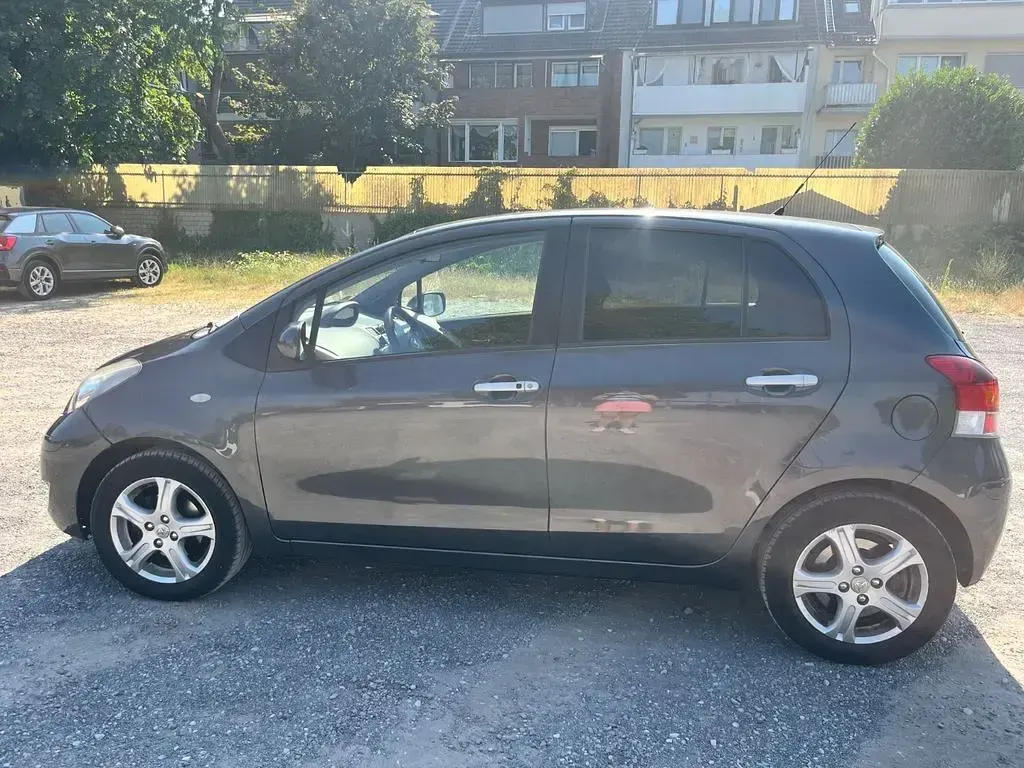 Gebraucht Toyota Yaris Edition 82 PS (60 kW) 2011 Grau Kleinwagen