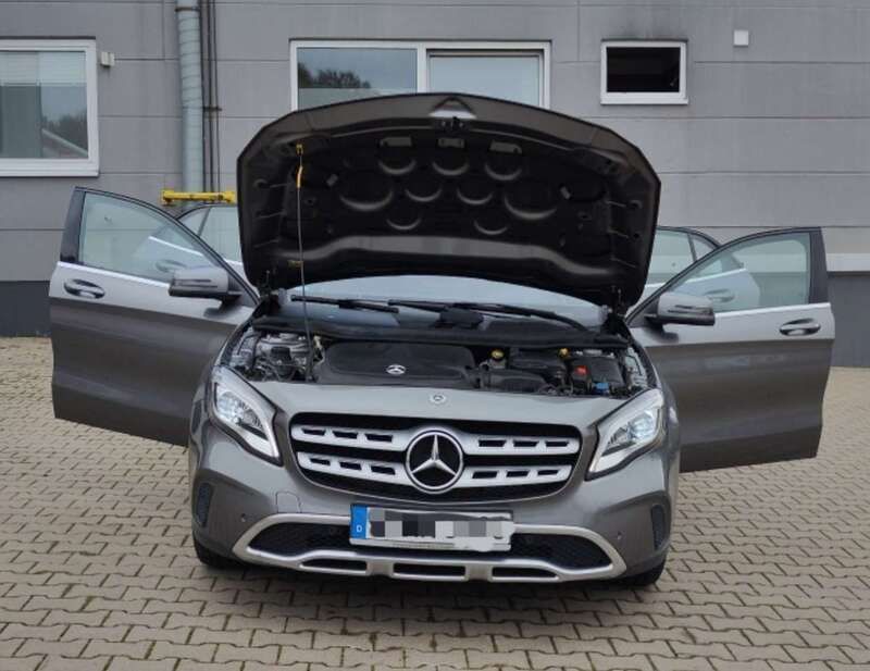 Grau Gebraucht 2018 Mercedes GLA180 Urban SUV | 19.750 € (Fairer Preis) - Bild 1/4