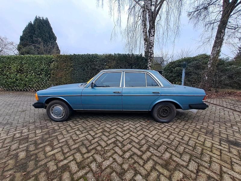 Gebraucht Mercedes E280 177 PS (130 kW) 1977 Blau Limousine