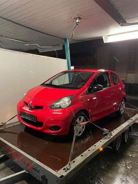 Rot Gebraucht 2009 Toyota Aygo Kleinwagen | 1.499 € (Fairer Preis) - Bild 1/4