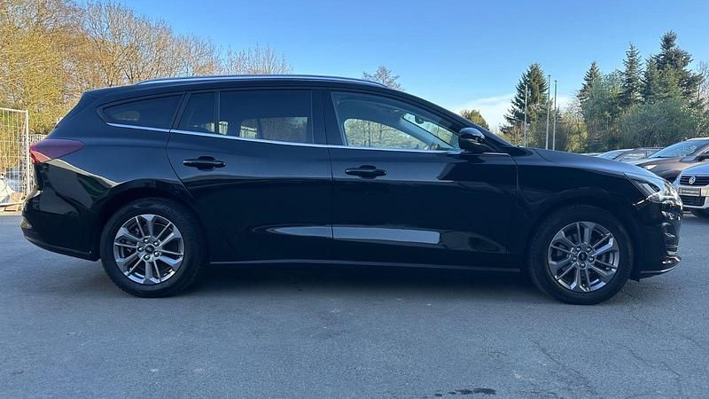 Käytetty Ford Focus Titanium 125 HP (91 kW) 2022 Musta Farmari