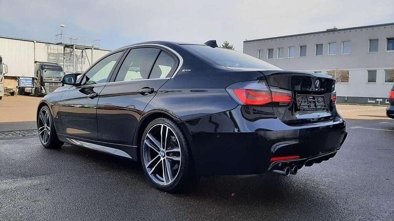 Gebraucht BMW 330e iPerformance 184 PS (135 kW) 2018 Black sapphire metallic Limousine