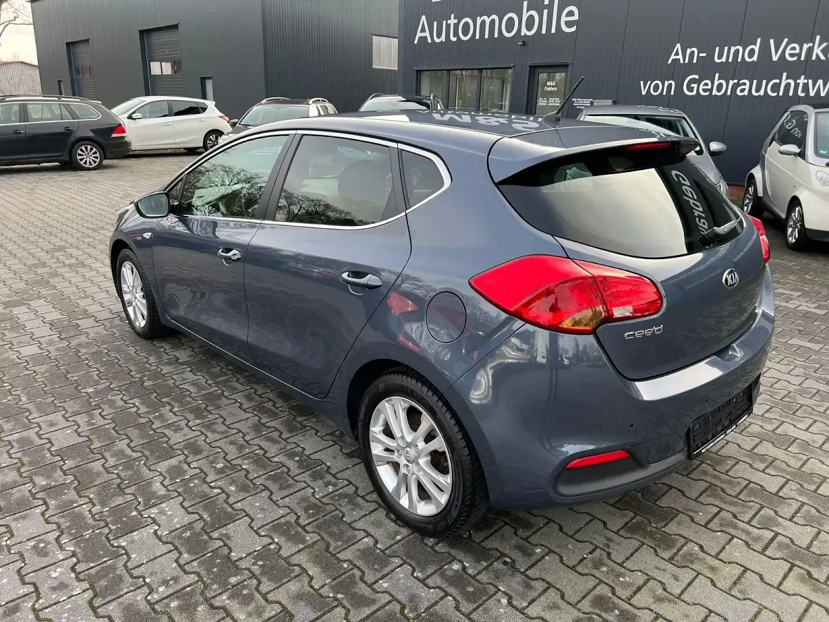 Używany Kia Ceed DREAM-TEAM Edition 99 KM (72 kW) 2014 Niebieski Hatchback