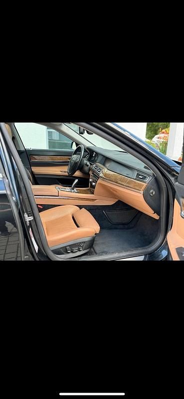 Second-hand BMW 730 245 CP (180 kW) 2010 Negru Berlinǎ