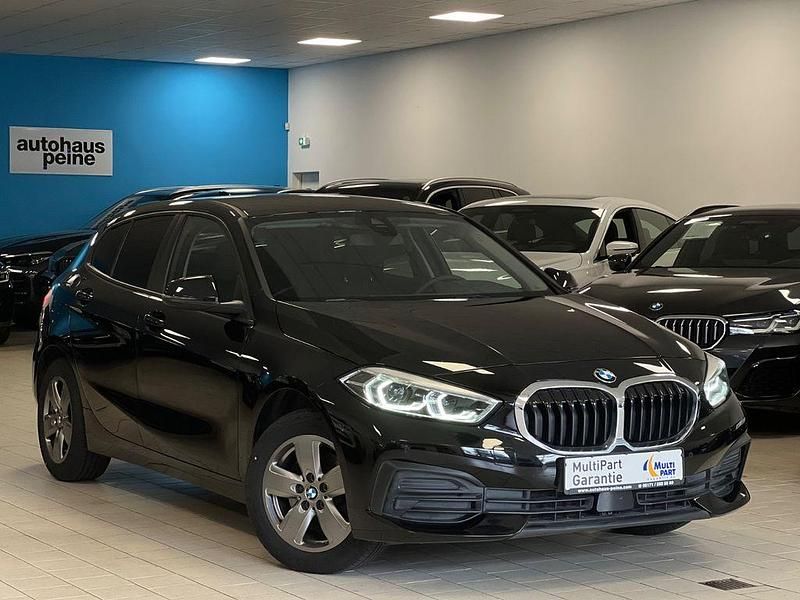 Schwarz Gebraucht 2022 BMW 118 Advantage Kleinwagen | 18.297 € (Guter Preis) - Bild 1/4