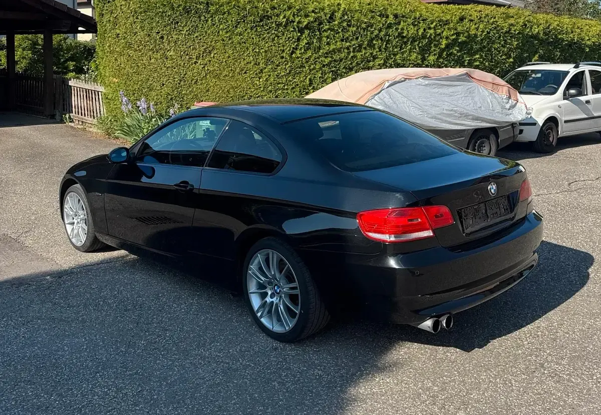 Gebraucht BMW 320 Basis 170 PS (125 kW) 2009 Schwarz Coupé