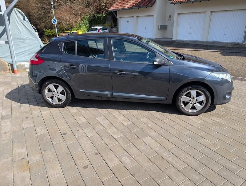 Gebraucht Renault Mégane 101 PS (74 kW) 2011 Grau Limousine