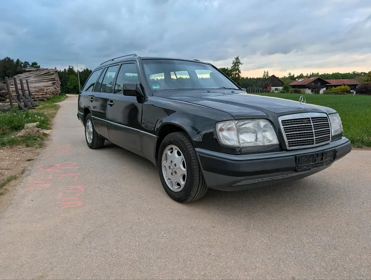 Gebraucht Mercedes E220 150 PS (110 kW) 1994 Schwarz Kombi