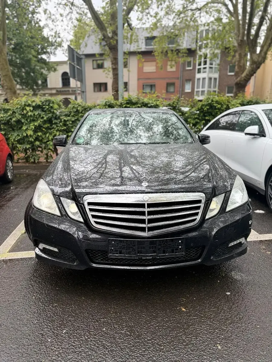 Gebraucht Mercedes E220 Avantgarde 170 PS (125 kW) 2010 Schwarz Limousine