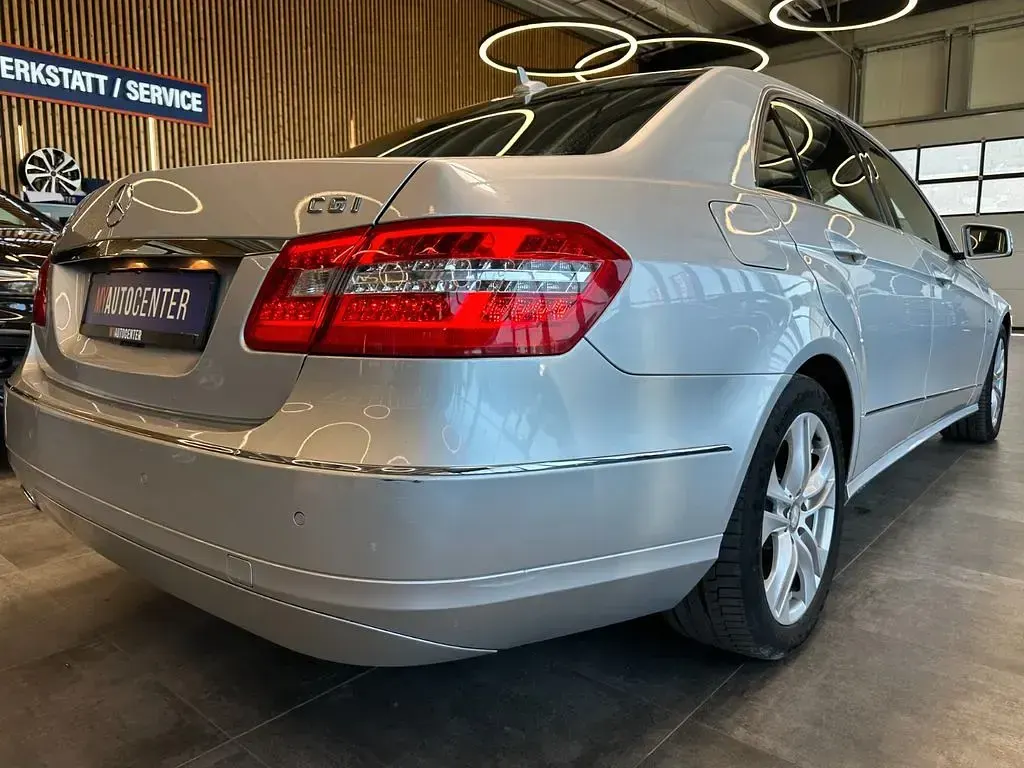 Używany Mercedes E200 184 KM (135 kW) 2011 Srebrny Sedan/Limuzyna